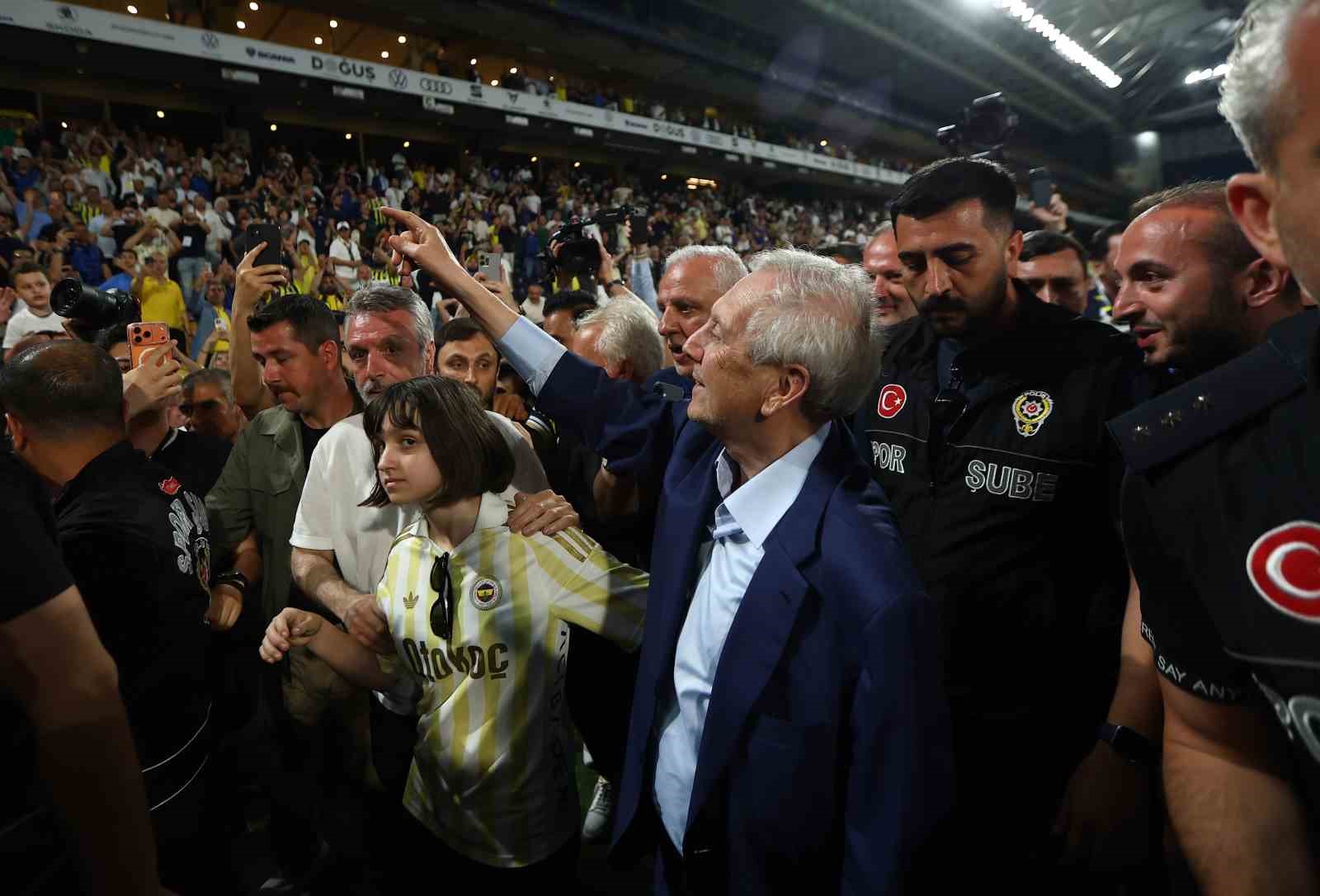 Aziz Yıldırım, 8 yıl sonra yeniden Fenerbahçe Başkanı seçildi
