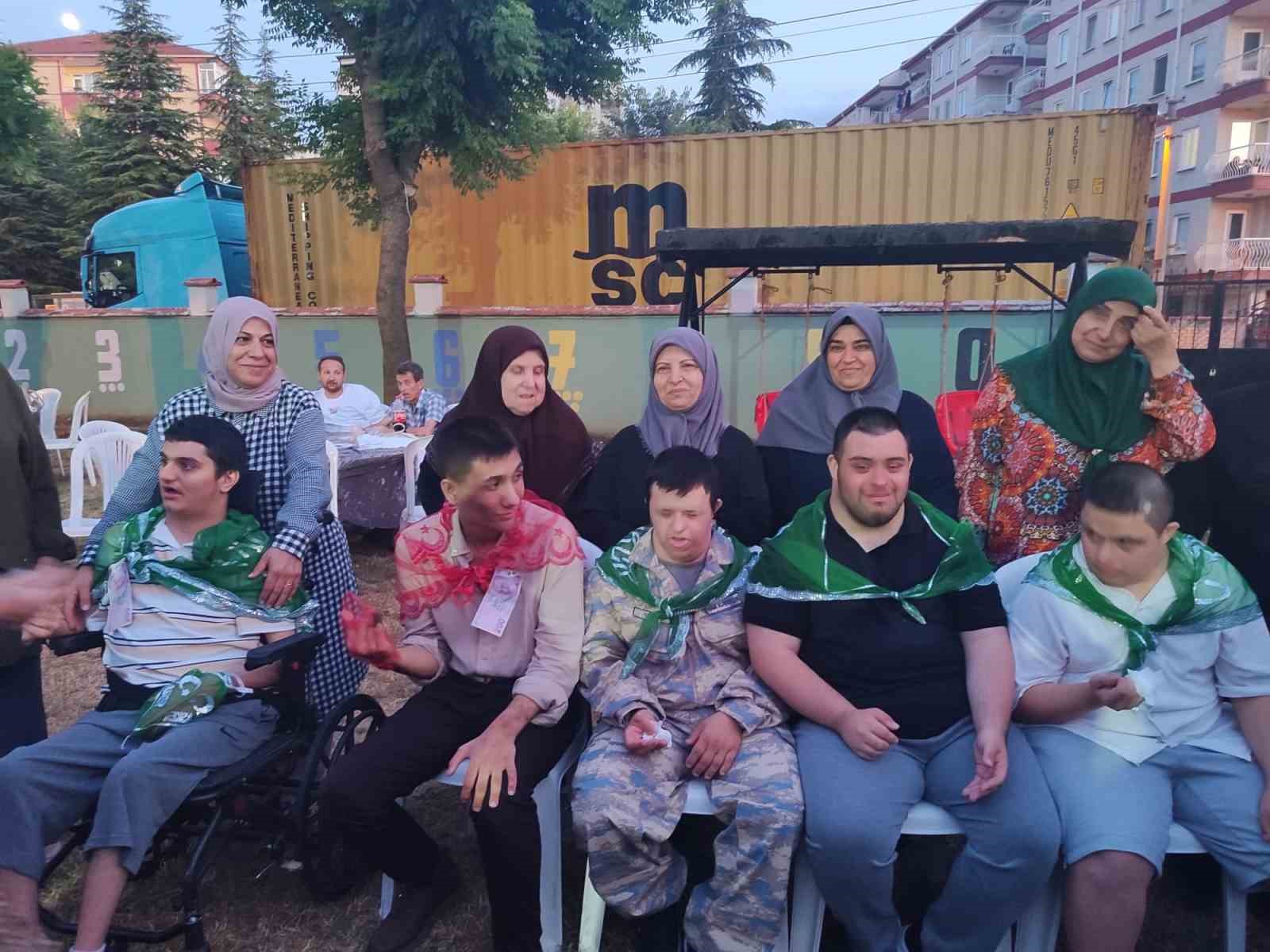 Babaannenin dileği gerçek oldu: Özel bireylere temsili asker eğlencesi
