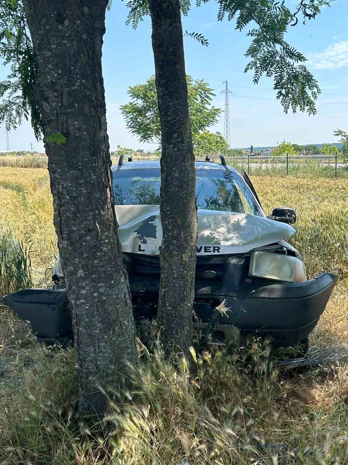 Babaeski’de ağaçlara çarpan otomobilin sürücüsü yaralandı
