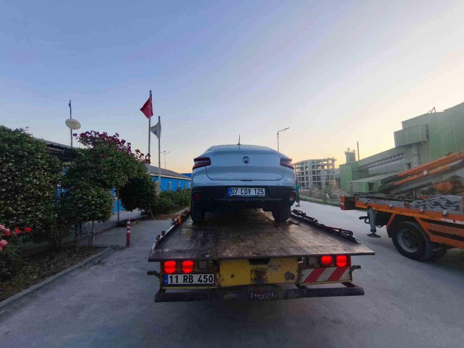 Babasının çalıştığı iş yerine aracı ile zorla girmek istedi

