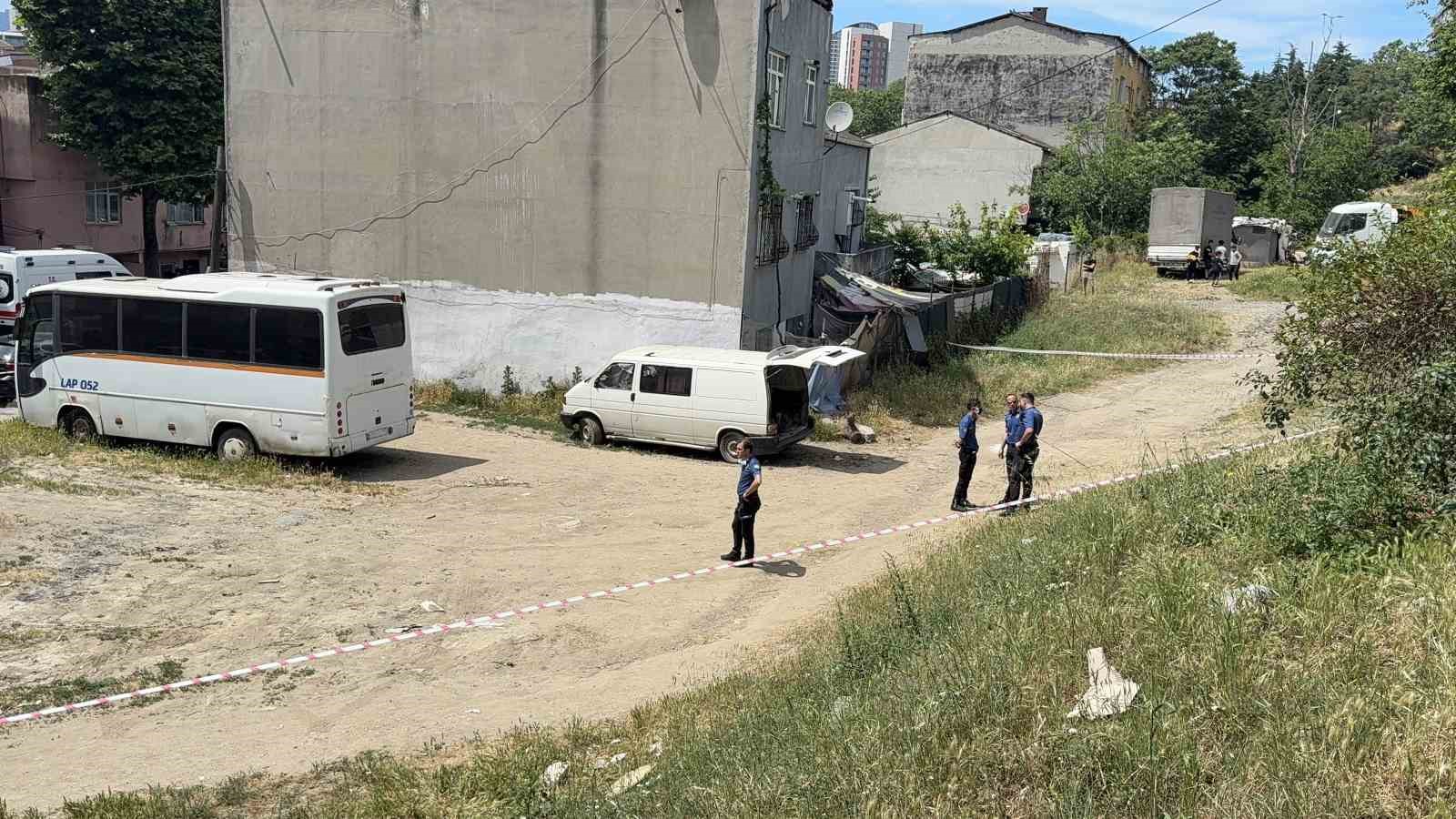 Bağcılar’da mahalledeki kokuyu kanalizasyon zannettiler ceset çıktı
