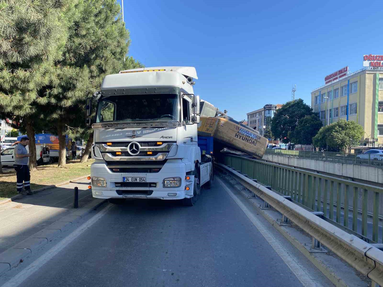 Bahçelievler’de tırın taşıdığı iş makinesi bariyerlere çarptı
