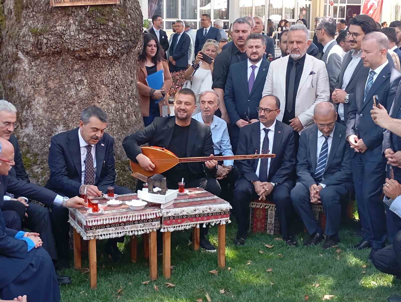Bakan Tekin Bursa’da çınar altında türkü söyledi, Anadolu peynirlerini tattı
