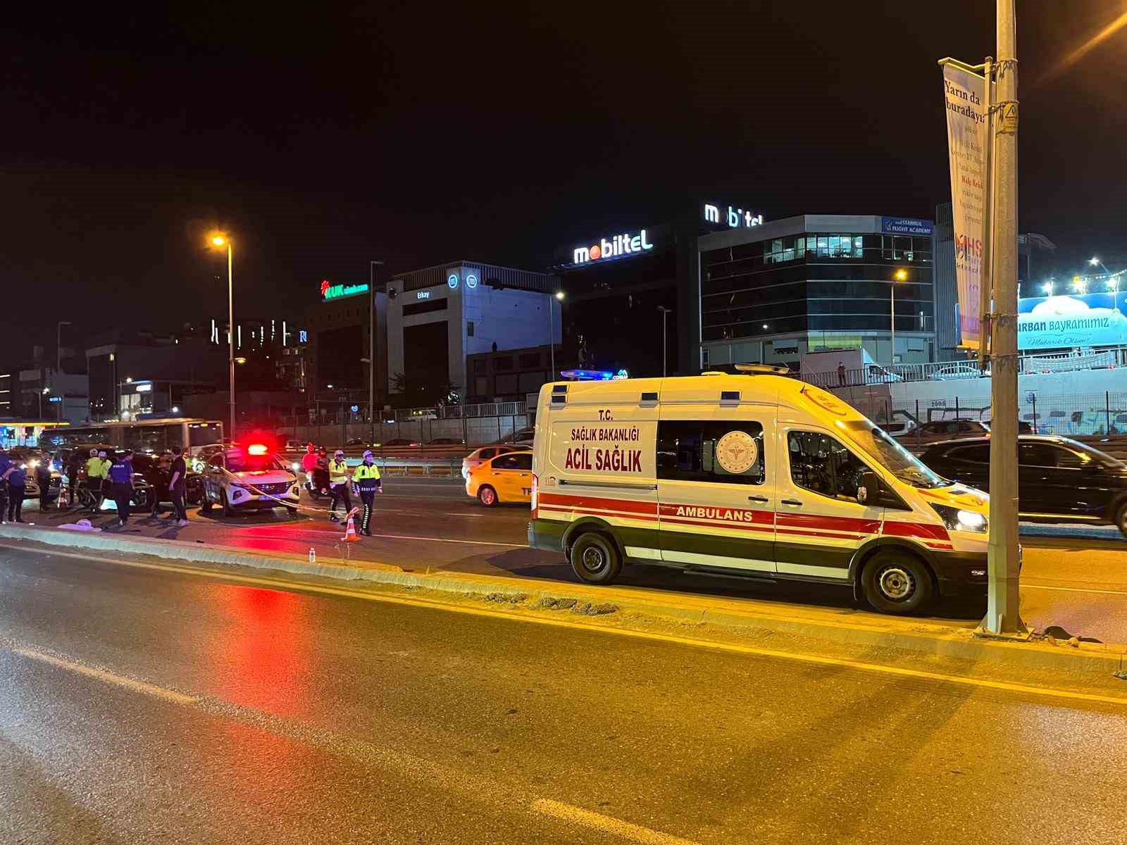 Bakırköy E5’te kontrolden çıkan motosiklet direğe çarptı: : 2 ölü
