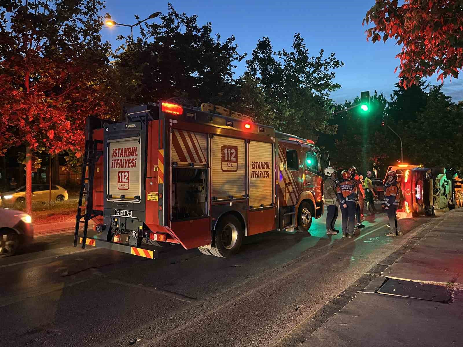 Bakırköy’de kaza yapan lüks araç yan yattı: 2 yaralı

