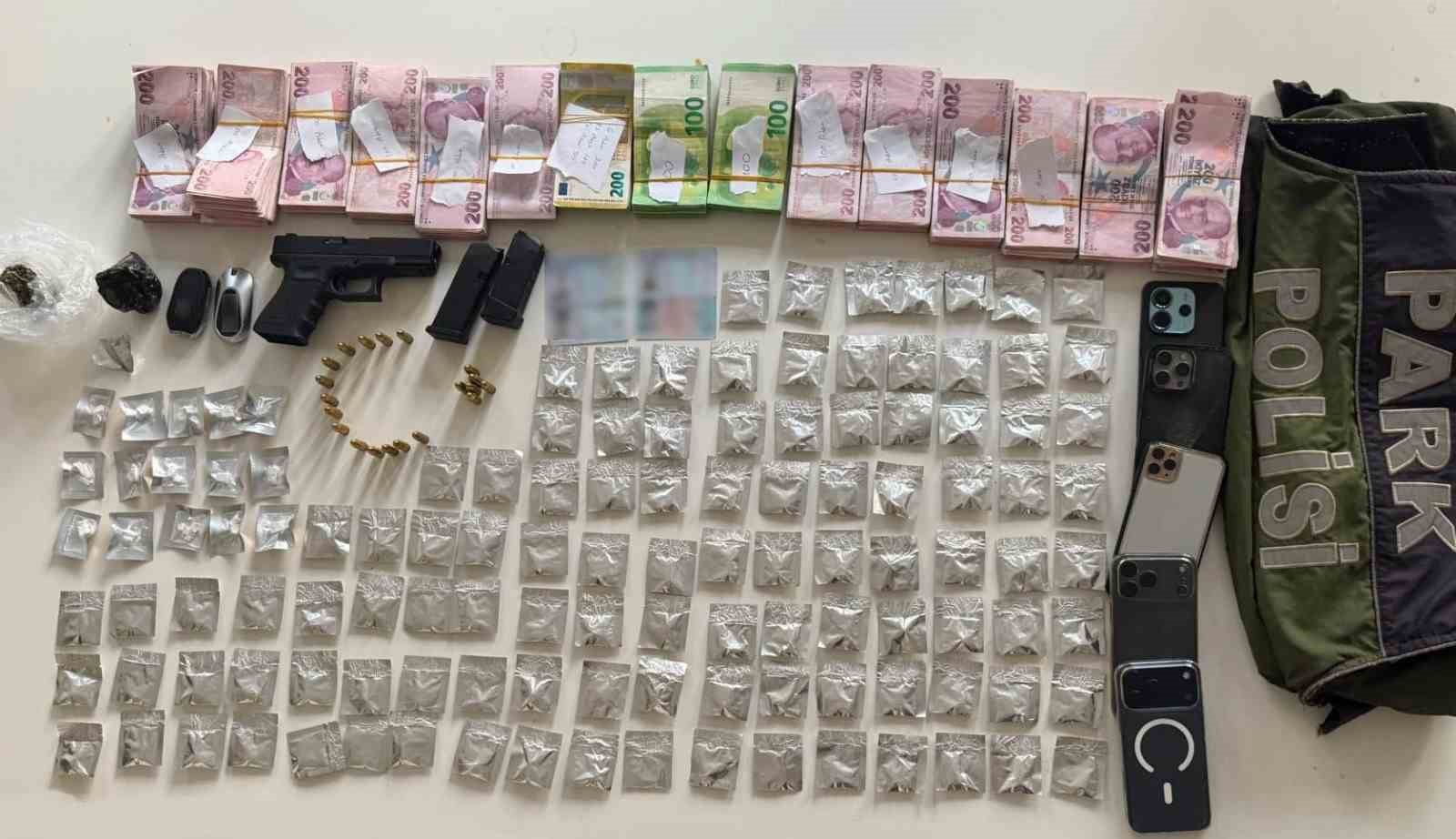 Bakırköy’de otomobilde uyuşturucu düzeneği: 4 şüpheli tutuklandı

