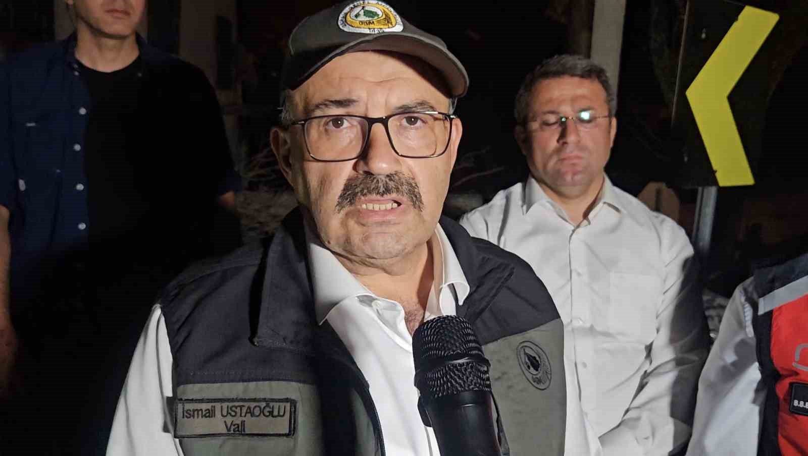 Balıkesir Valisi Ustaoğlu yangın bölgesinde: "Yangınla mücadelemiz devam ediyor, can kaybımız yok"
