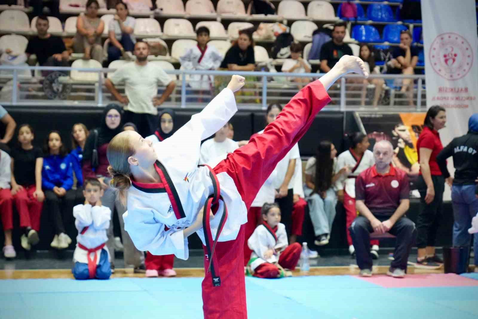 Balıkesır’de 15 Temmuz ruhu ile taekwondo poomsae heyecanı başladı

