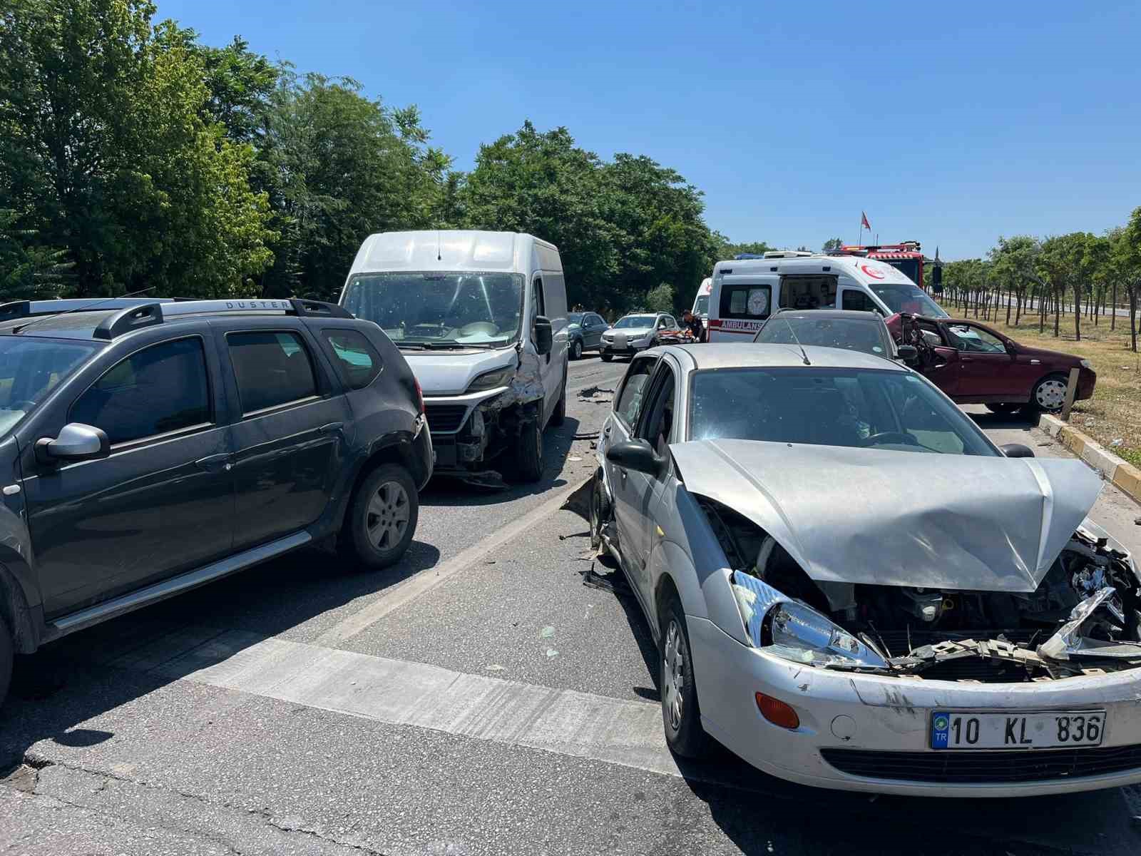 Balıkesir’de 6 aracın karıştığı zincirleme kaza: 2 yaralı
