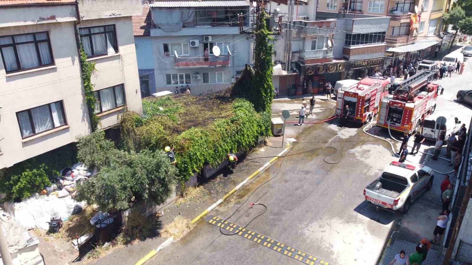 Balıkesir’de çardak yangını korkuttu
