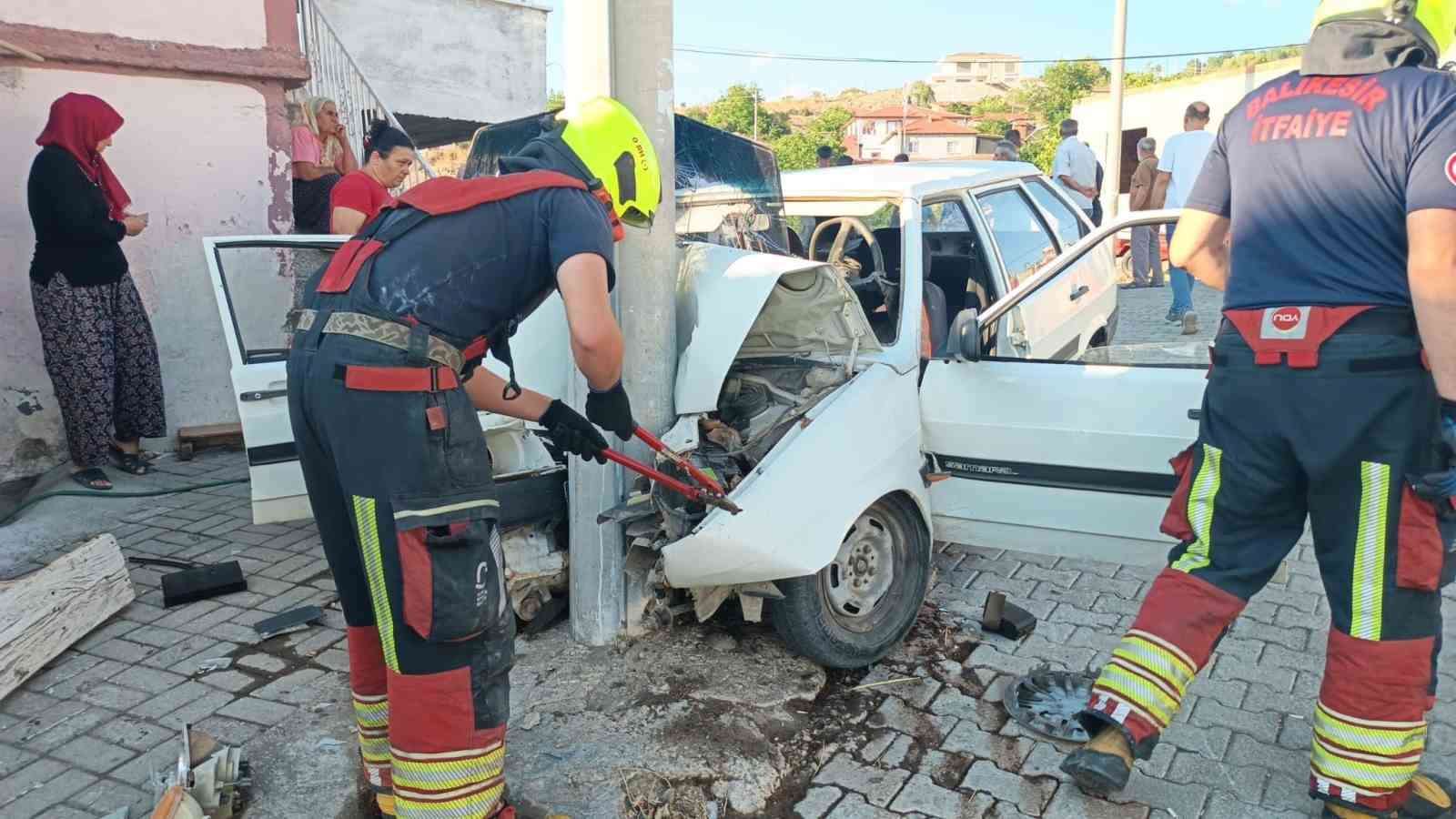 Balıkesir’de elektrik direğine çarpan araçta iki kişi yaralandı
