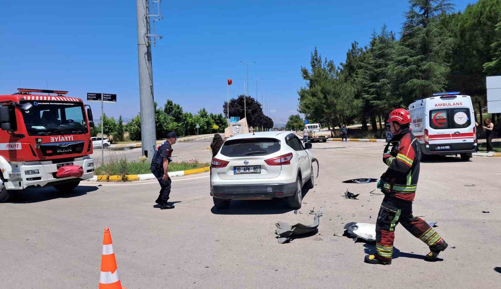 Balıkesir’de kampüs girişinde çarpışan araçlardaki 2 öğrenci yaralandı
