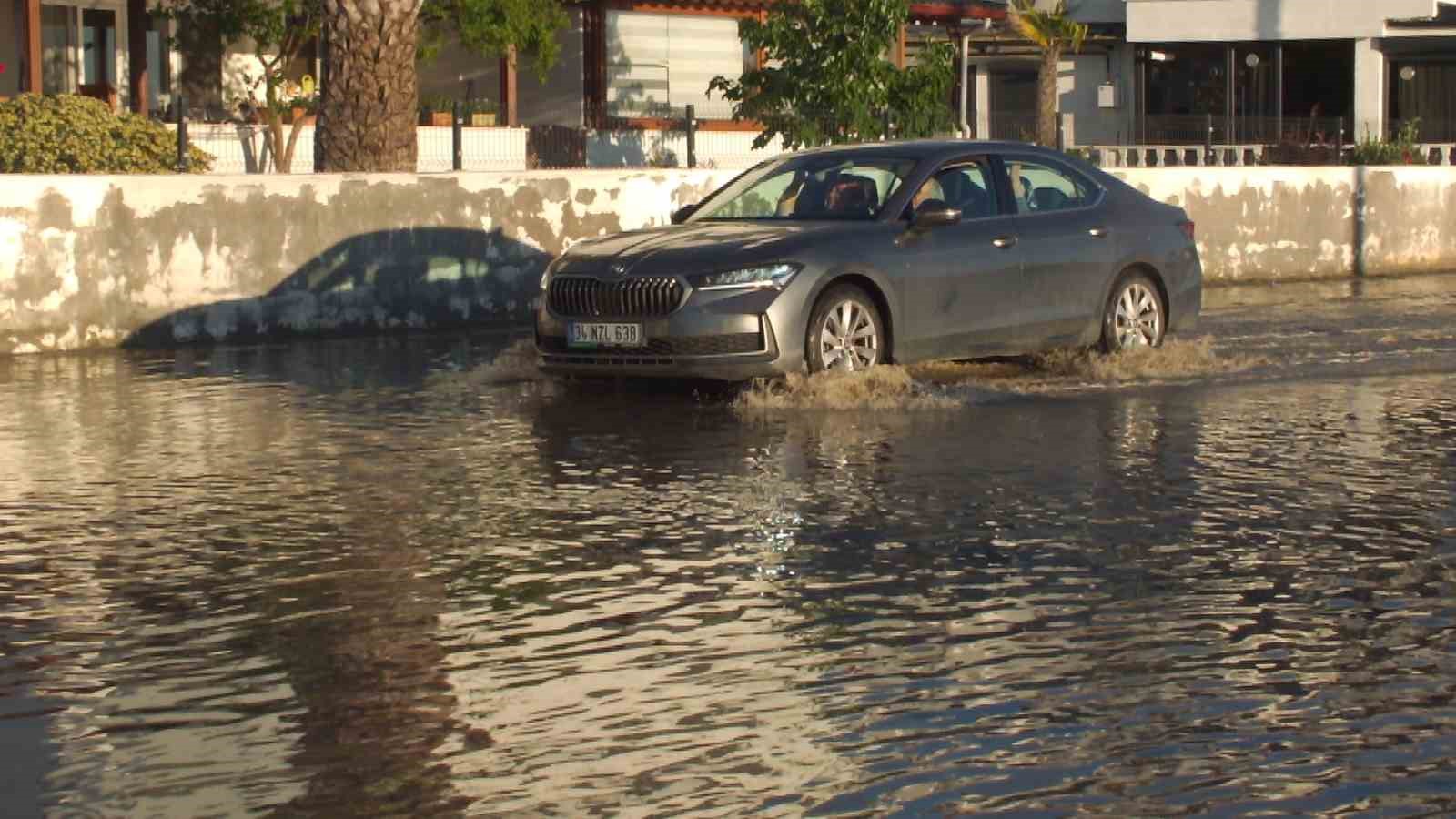 Balıkesir’de lodos denizi taşırdı, yollar göle döndü
