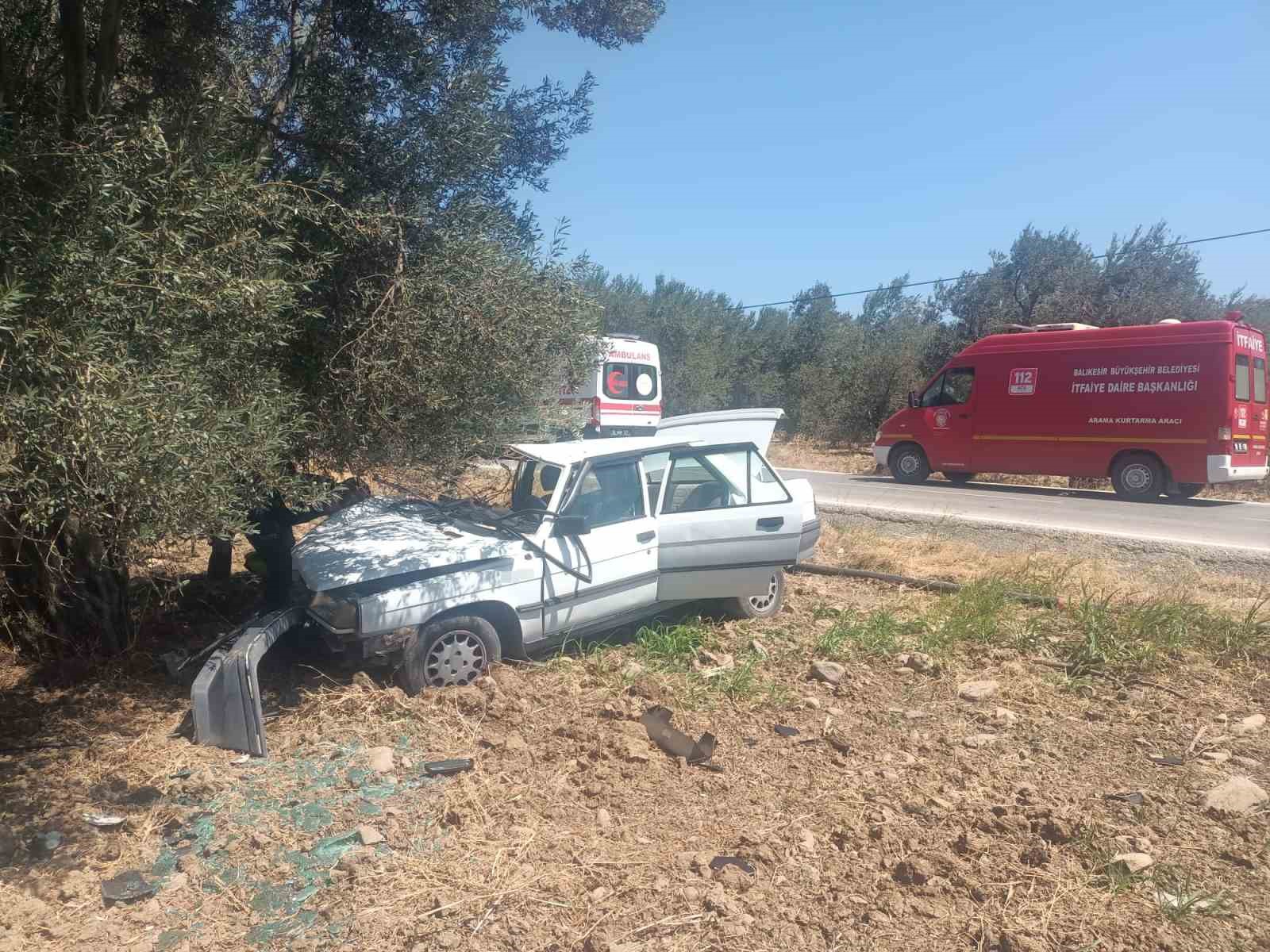 Balıkesir’de otomobil zeytin ağacına çarptı: 2 yaralı
