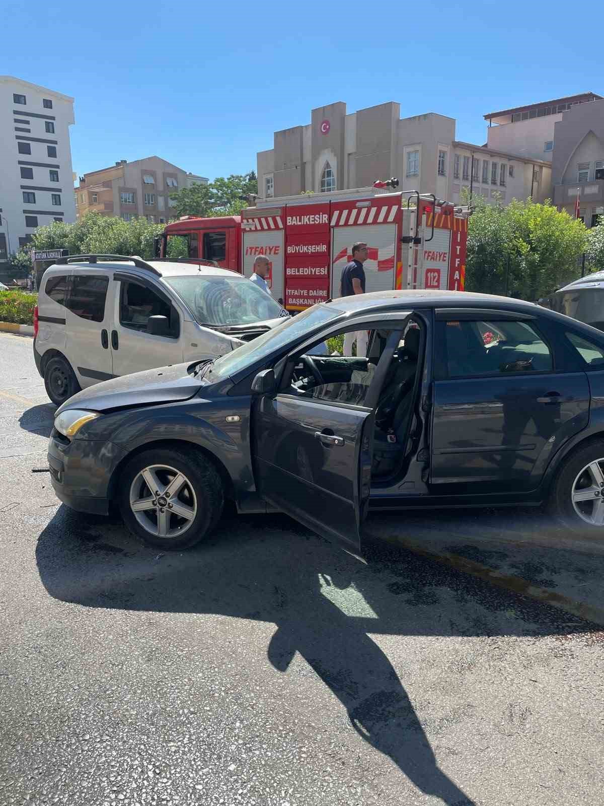 Balıkesir’de otomobiller çarpıştı: 3 yaralı
