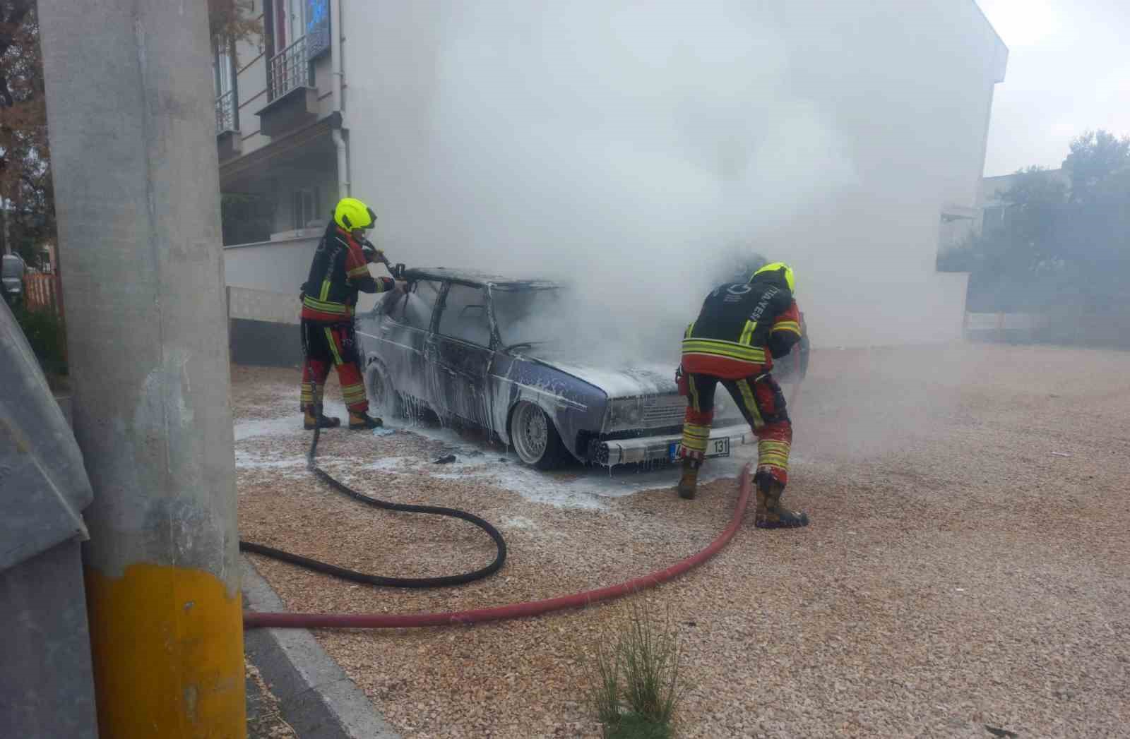 Balıkesir’de park halindeki otomobil yangını korkuttu
