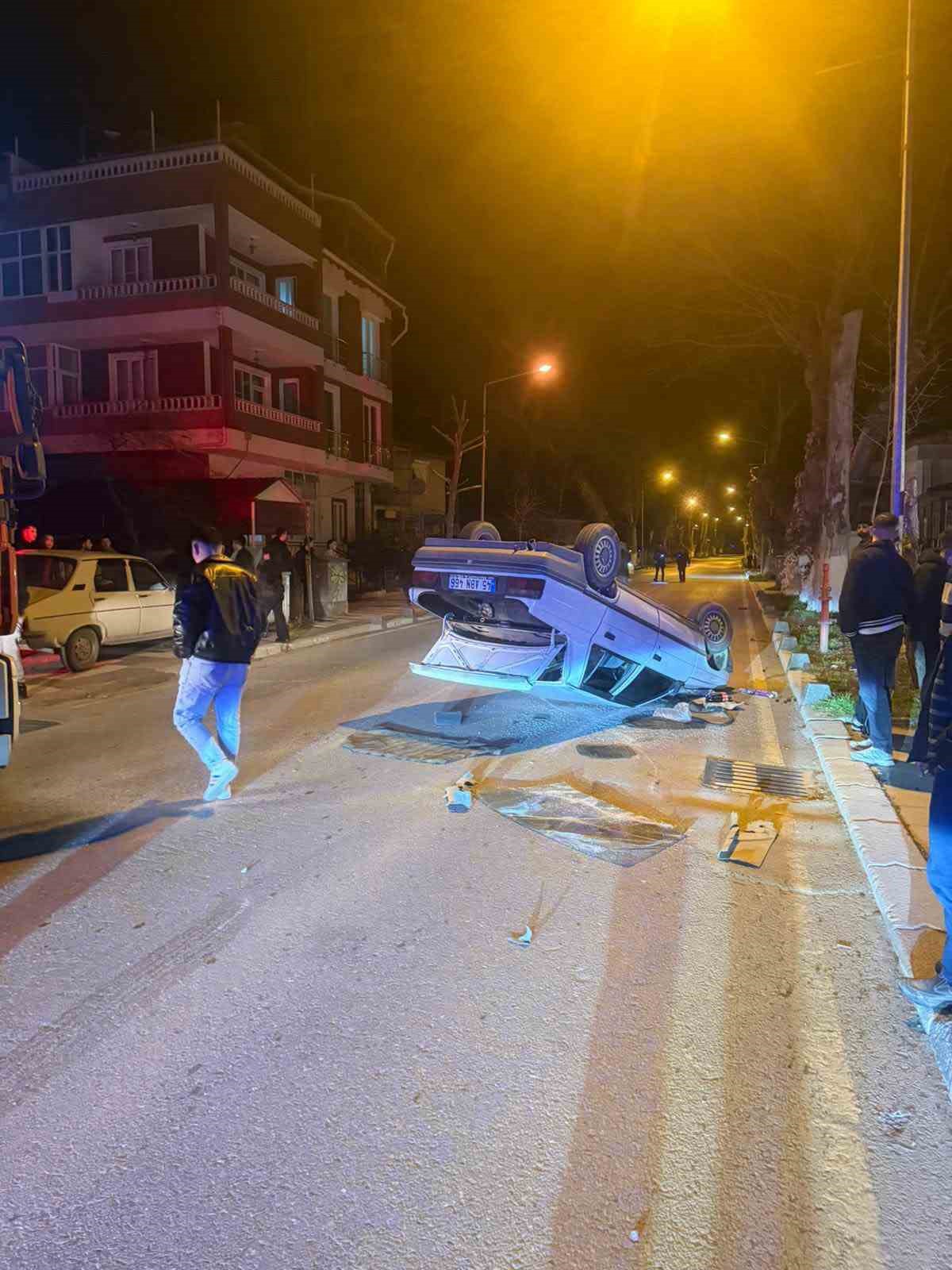 Balıkesir’de takla atan otomobildeki 2 kişi yaralandı
