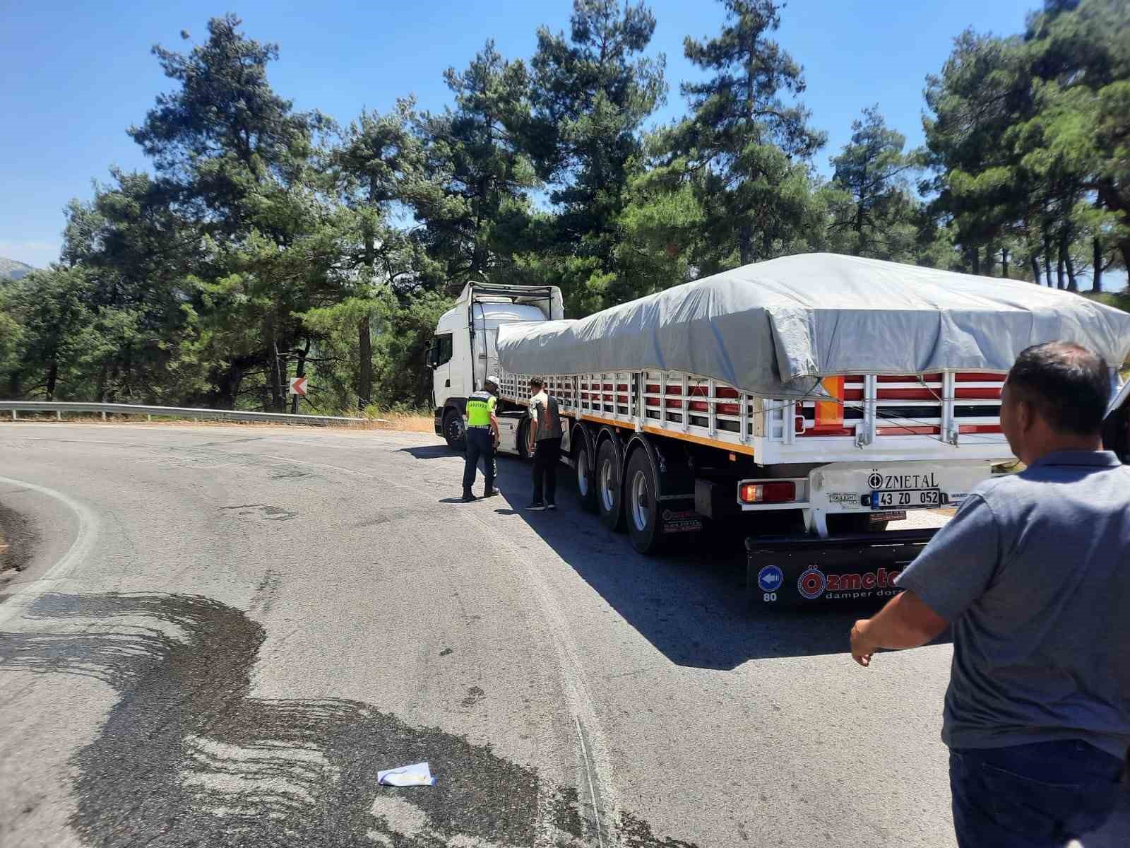 Balıkesir’de tıra arkadan çarpan otomobil takla attı: 4 yaralı
