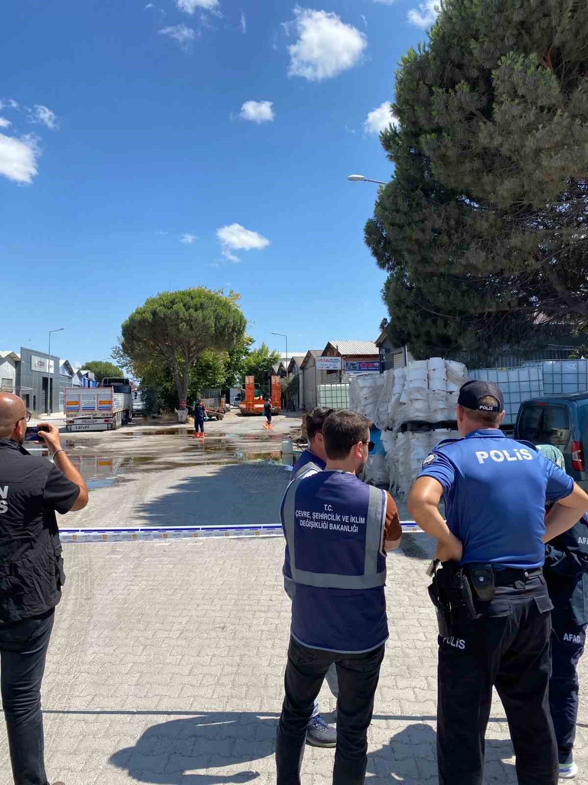 Balıkesir’de yere dökülen kimyasal madde kum emdirilerek temizlendi

