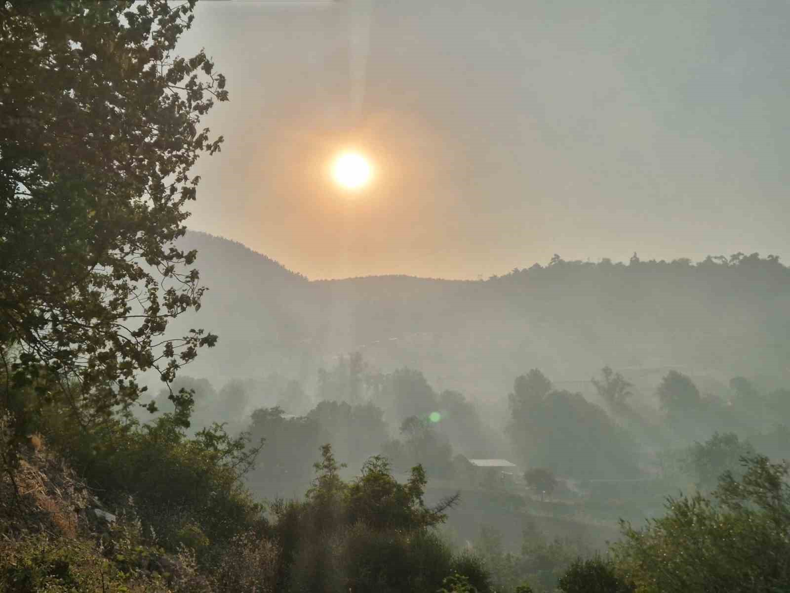 Balıkesir’deki yangında gökyüzünü dumanlar kapladı
