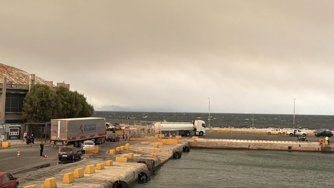Balıkesir’deki yangınının dumanları Midilli’ye ulaştı
