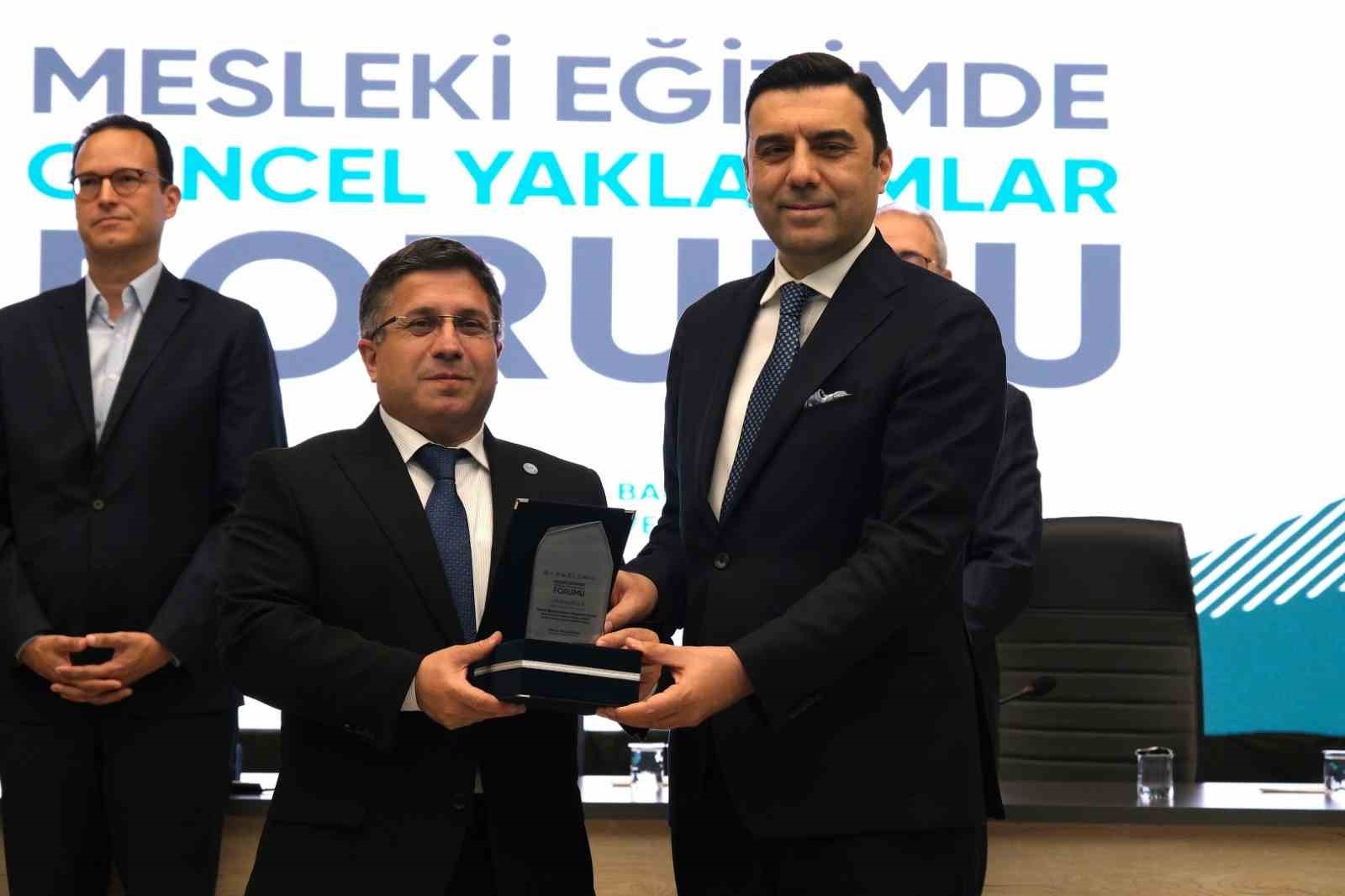 Balıkesirli iş insanları "Mesleki Eğitimde Üniversite-Sanayi İş Birliği" panelinde öğrencilerle buluştu
