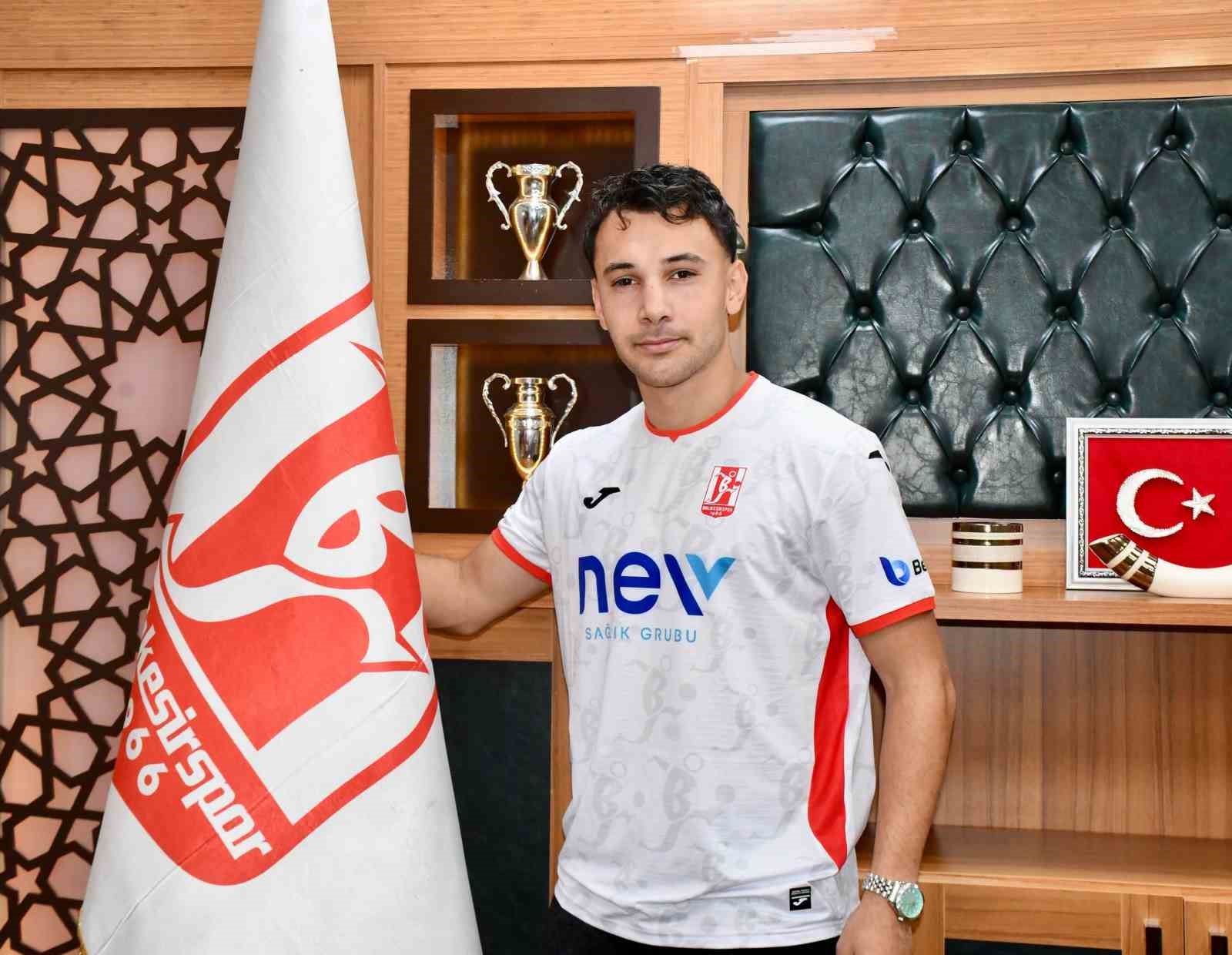 Balıkesirspor iç transferde 3 oyuncuyla sözleşme imzaladı
