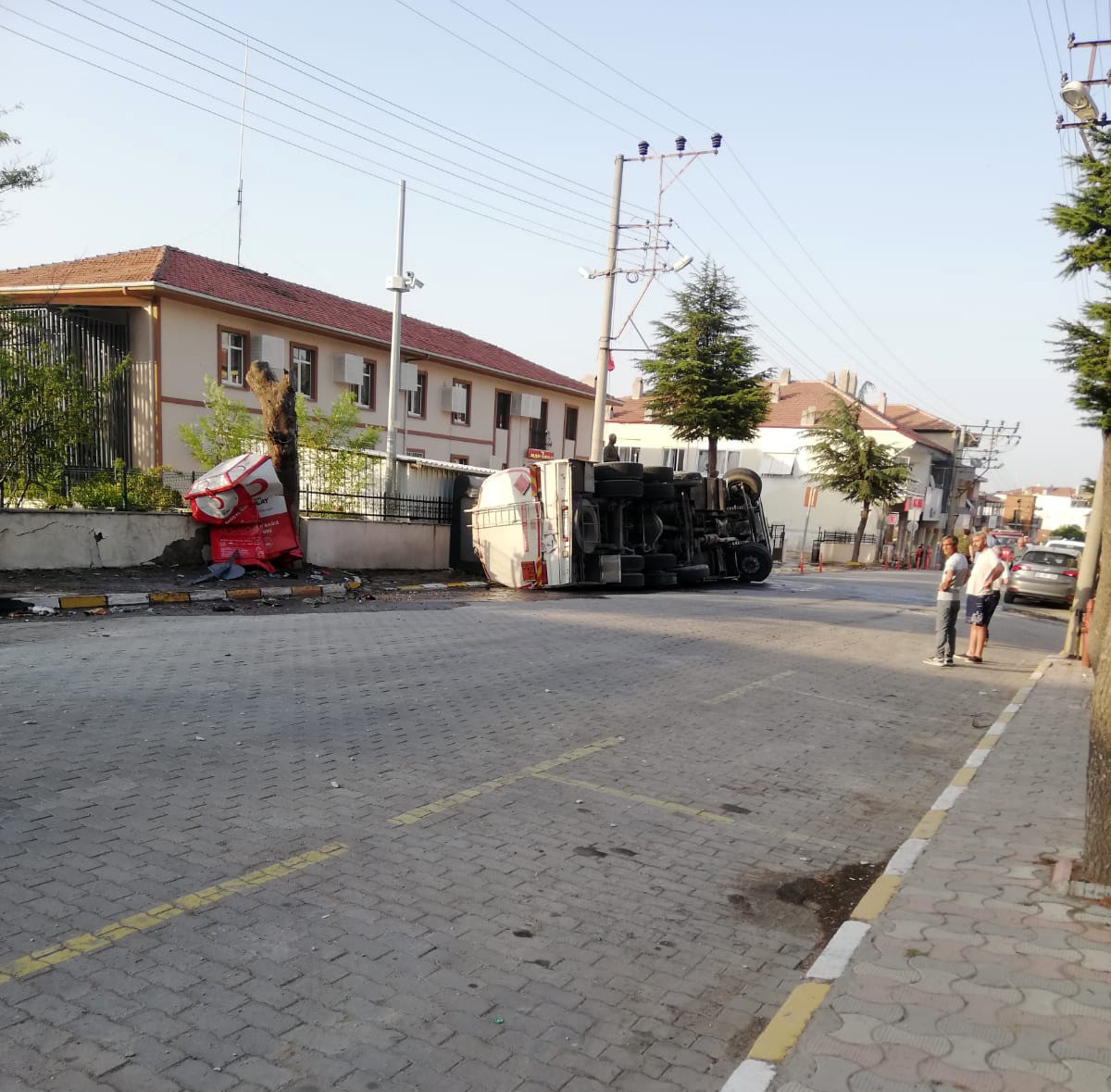 Balya’da akaryakıt dolu tanker devrildi

