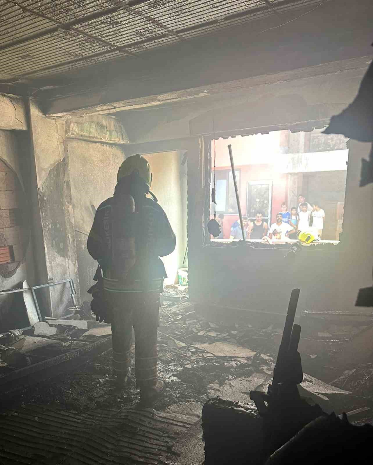 Bandırma’da apartman dairesinde çıkan yangın söndürüldü
