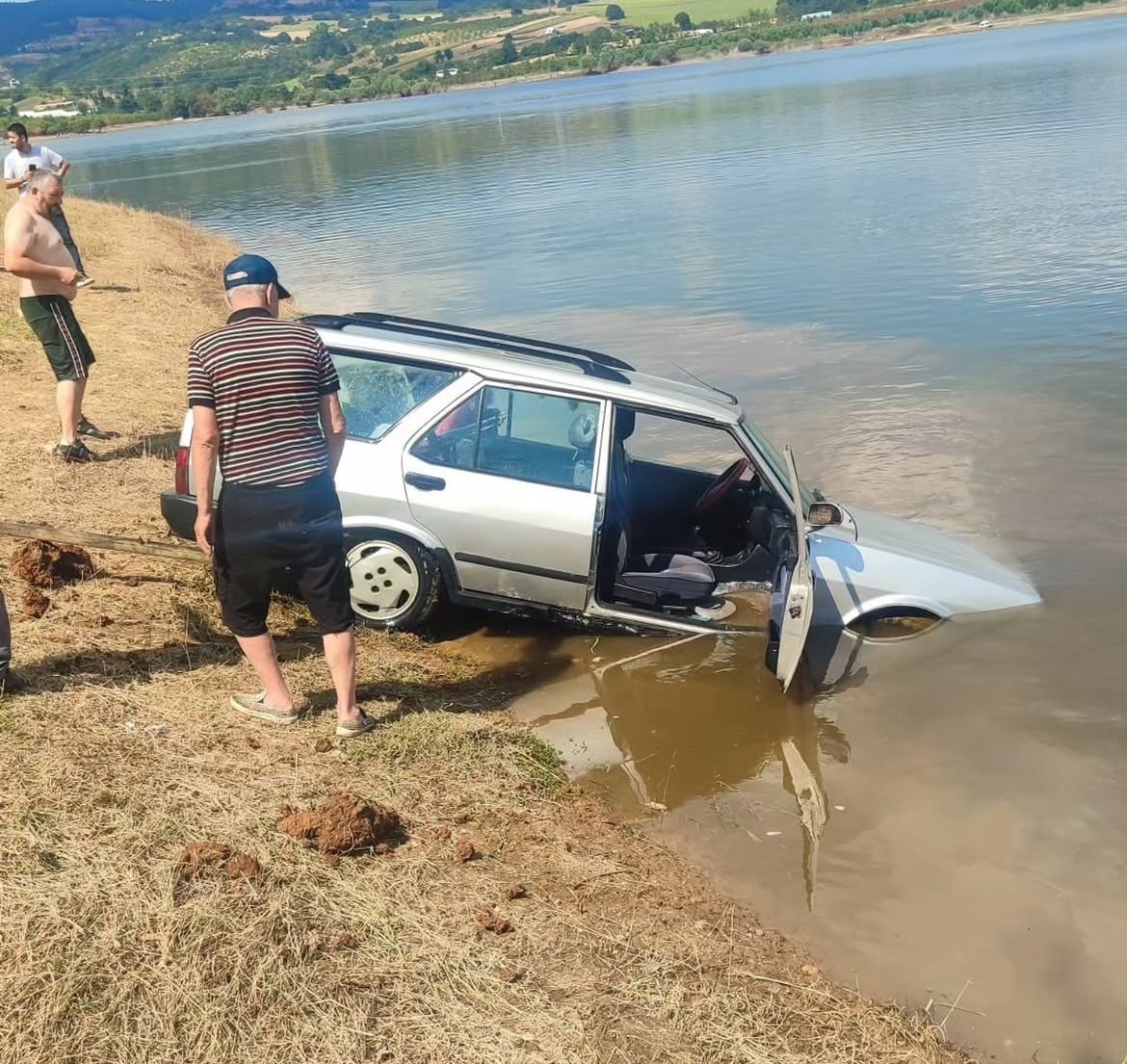 Baraja uçan otomobili 5 metre derinliğe dalıp çıkardı
