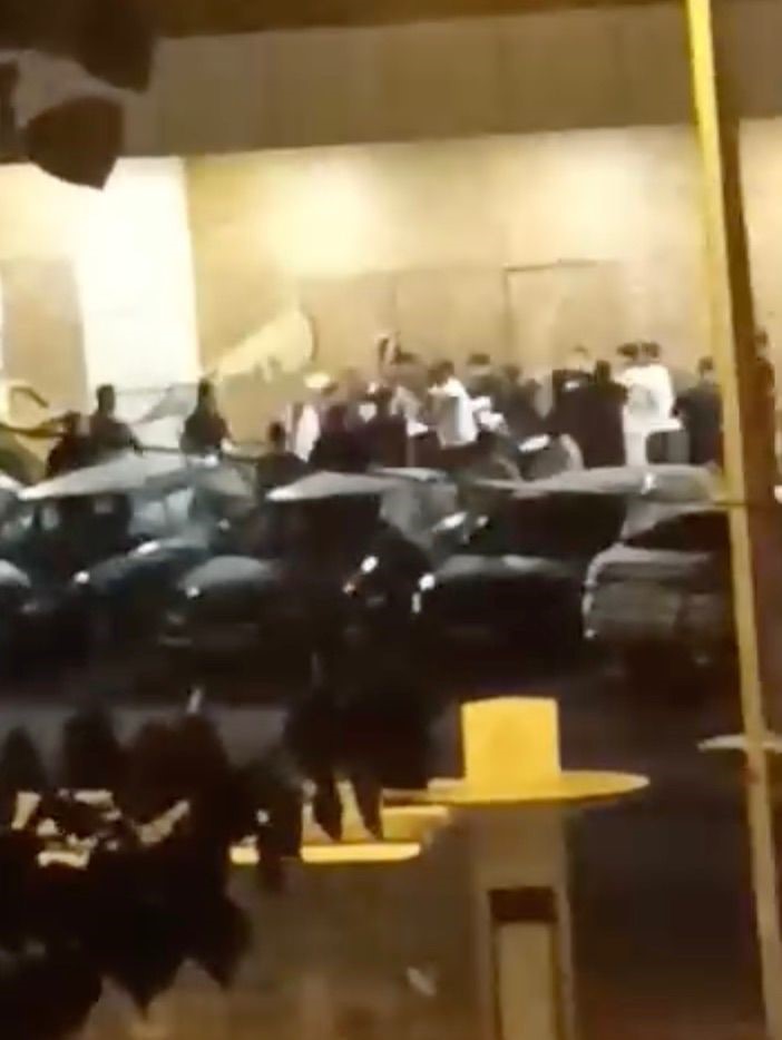Başakşehir’de iki grup birbirine girdi: Sopa ve flama direkleriyle saldırdılar
