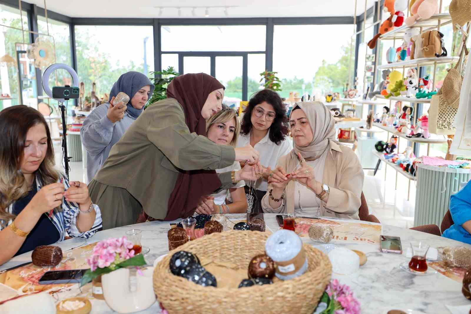 Başiskele’de kadınlar en trend aksesuarı üretiyor
