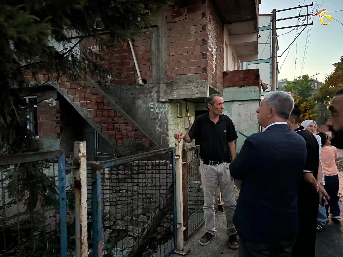 Başkan Ömeroğlu yangın mağduru aileyi yalnız bırakmadı
