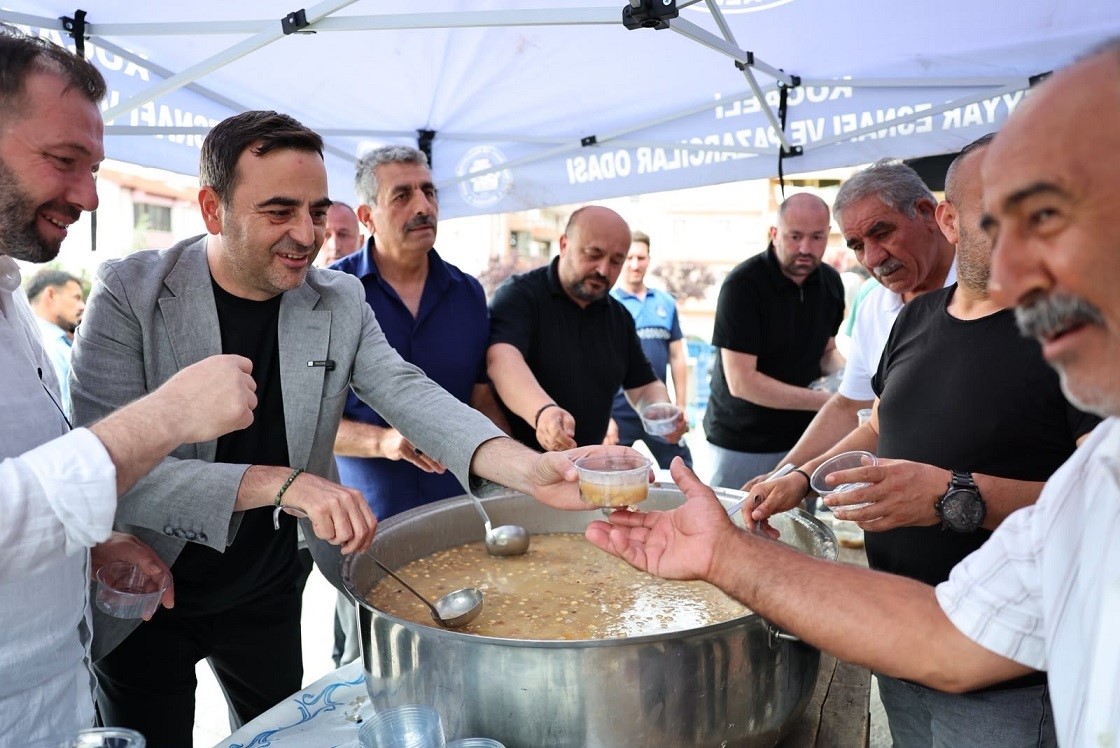 Başkan Özlü’den pazar esnafına aşure ikramı
