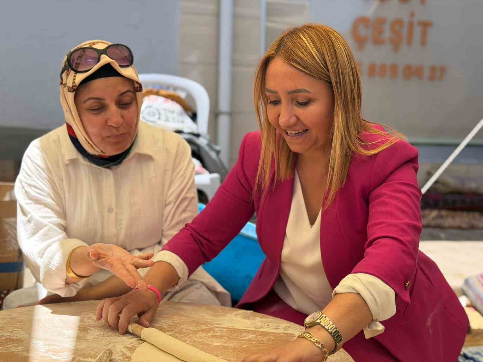 Başkan Tekin kendi elleriyle gözleme açtı
