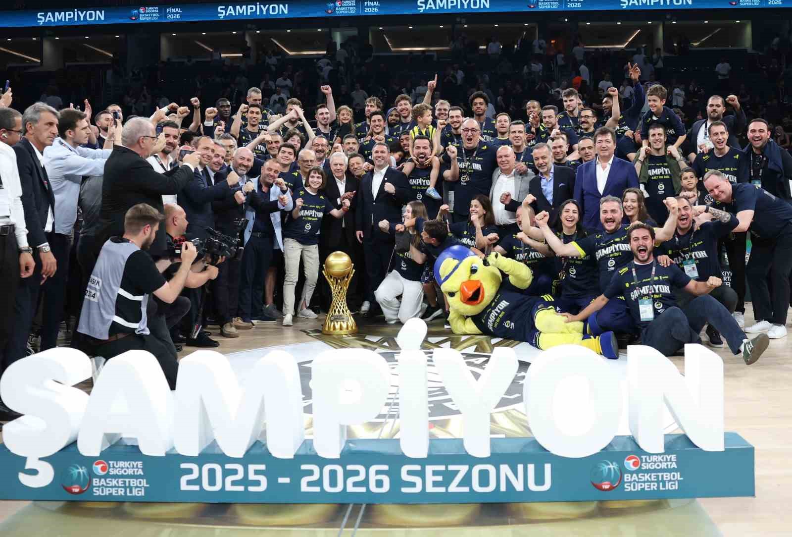 Basketbol Süper Ligi’nde şampiyon Fenerbahçe Beko kupasını aldı

