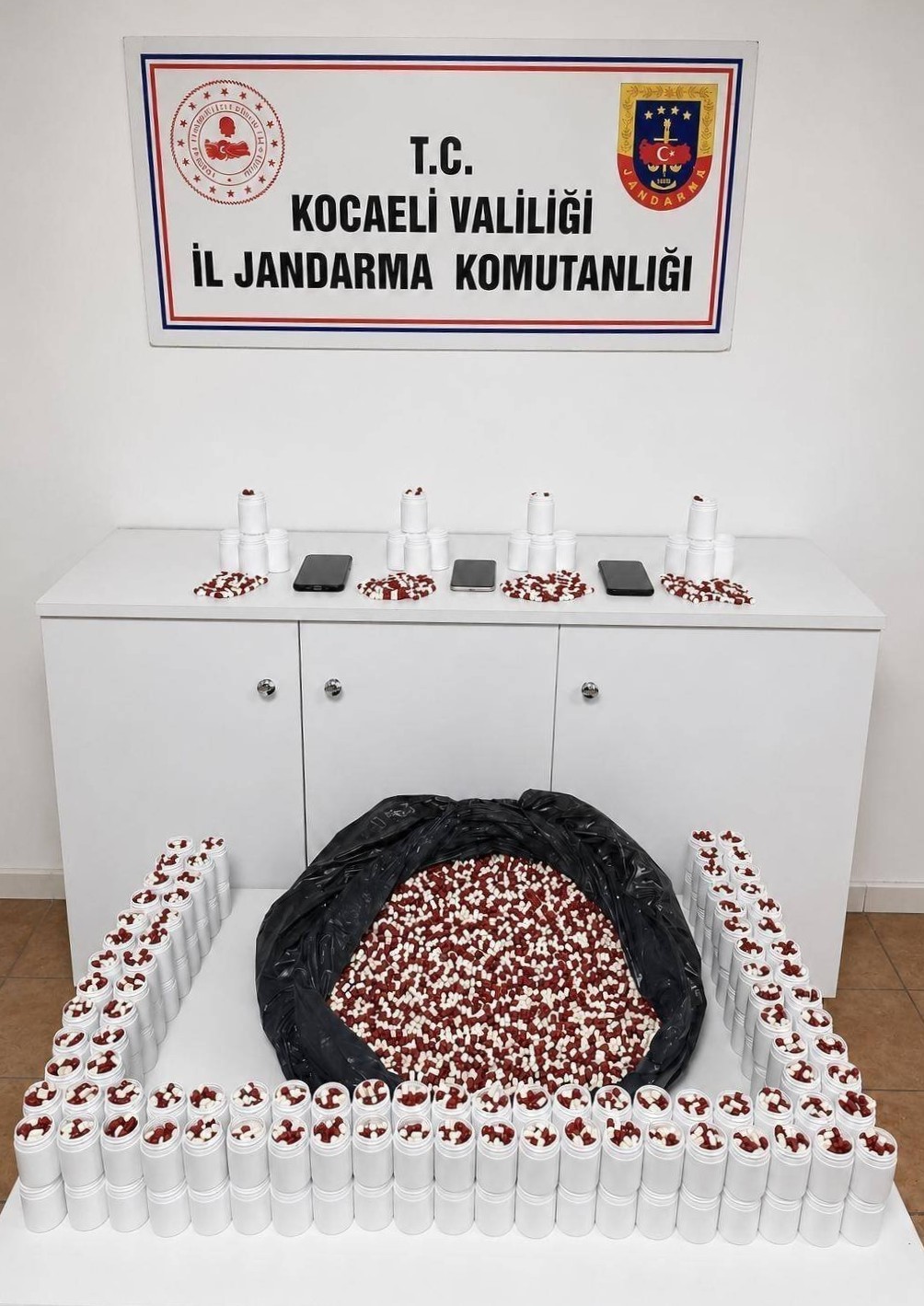 Baskında 25 bin 500 sentetik hap ele geçirildi
