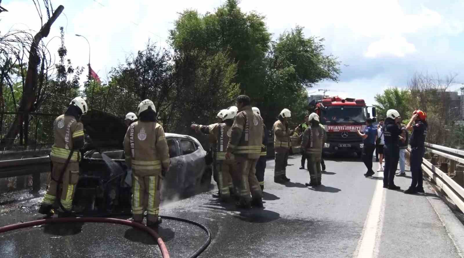 Bayrampaşa’da alev alev yanan otomobil hurda yığınına döndü
