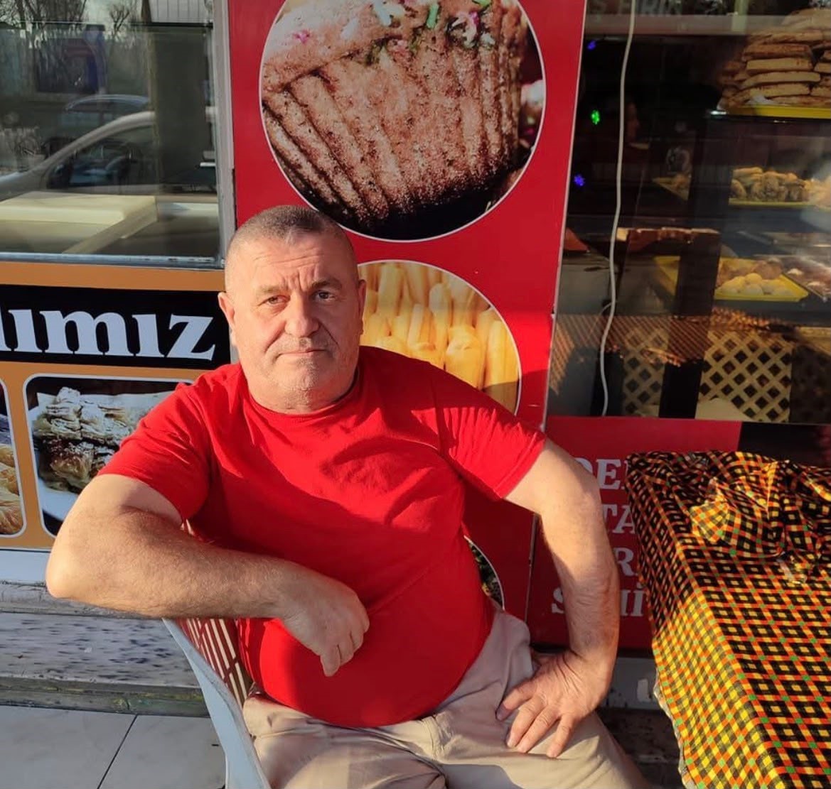 Bayrampaşa’da "laf atma" tartışmasında silahlar konuştu: Tarafları ayırmak isteyen esnaf kurşunların hedefi oldu
