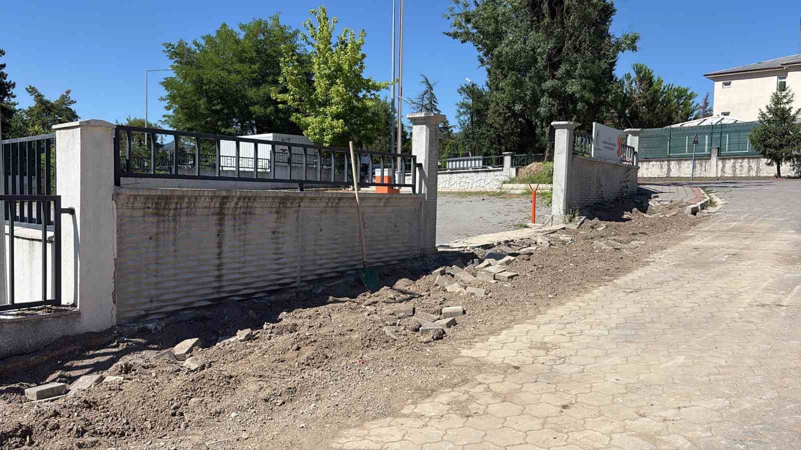 Belediye Başkanının Tapu Müdürlüğünde tartıştıktan sonra gelen kepçeler "planlı çalışma" olarak açıklandı
