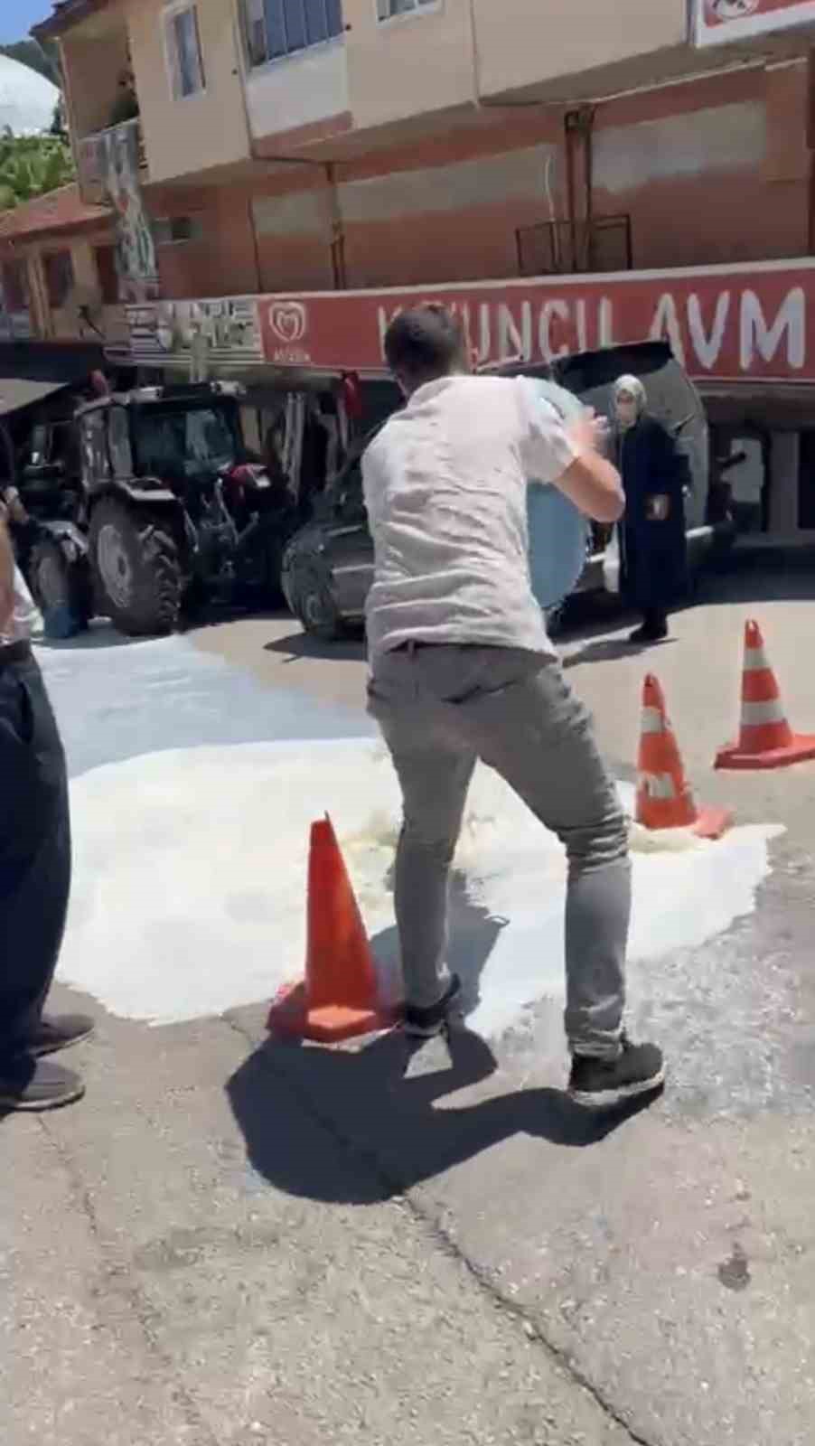 Belediye önüne süt dökme eyleminin ardındaki gerçek ortaya çıktı
