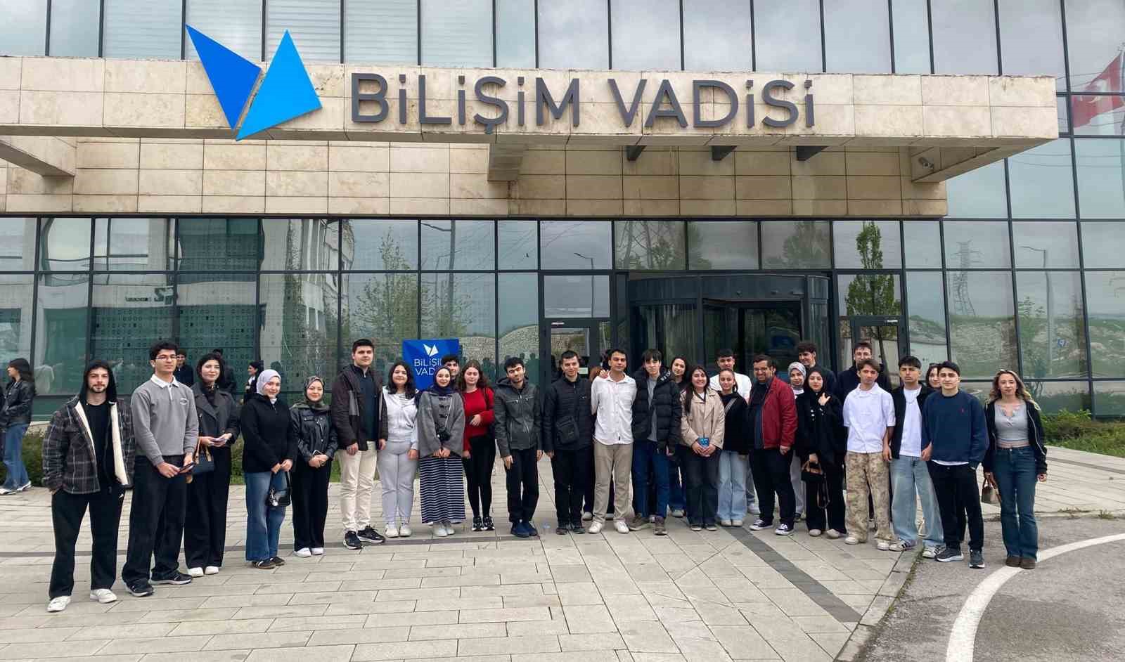 Belediyeden gençlere Bilişim Vadisi gezisi
