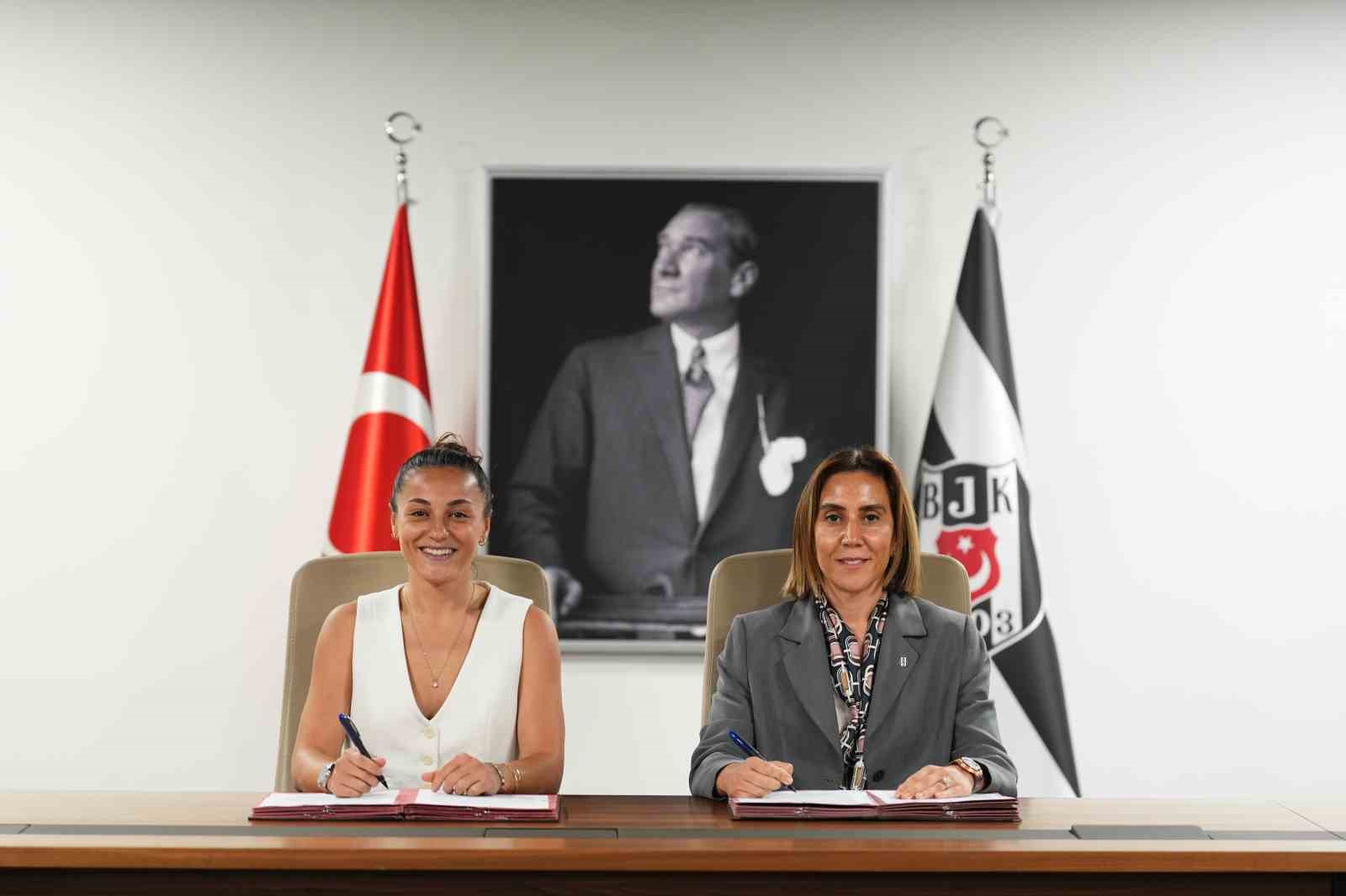 Beşiktaş Kadın Futbol Takımı, Didem Karagenç’e emanet

