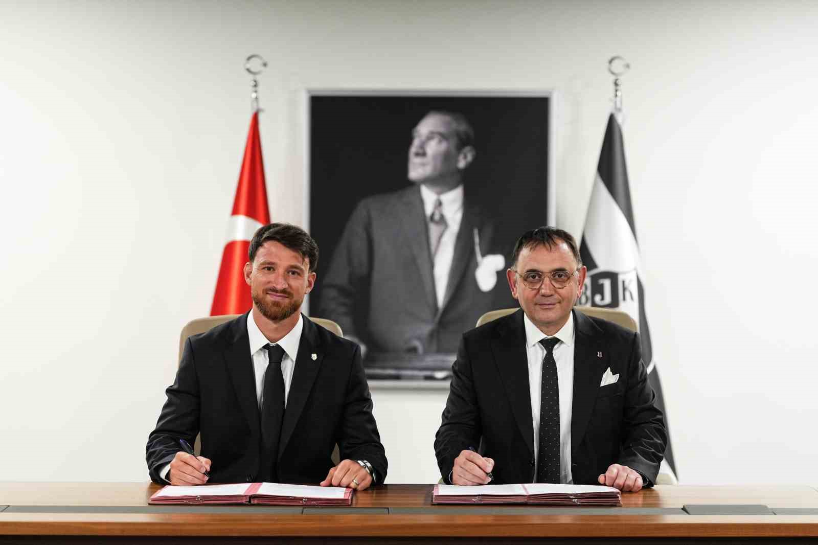 Beşiktaş, Salih Özcan ile 3+1 yıllık sözleşme imzaladı

