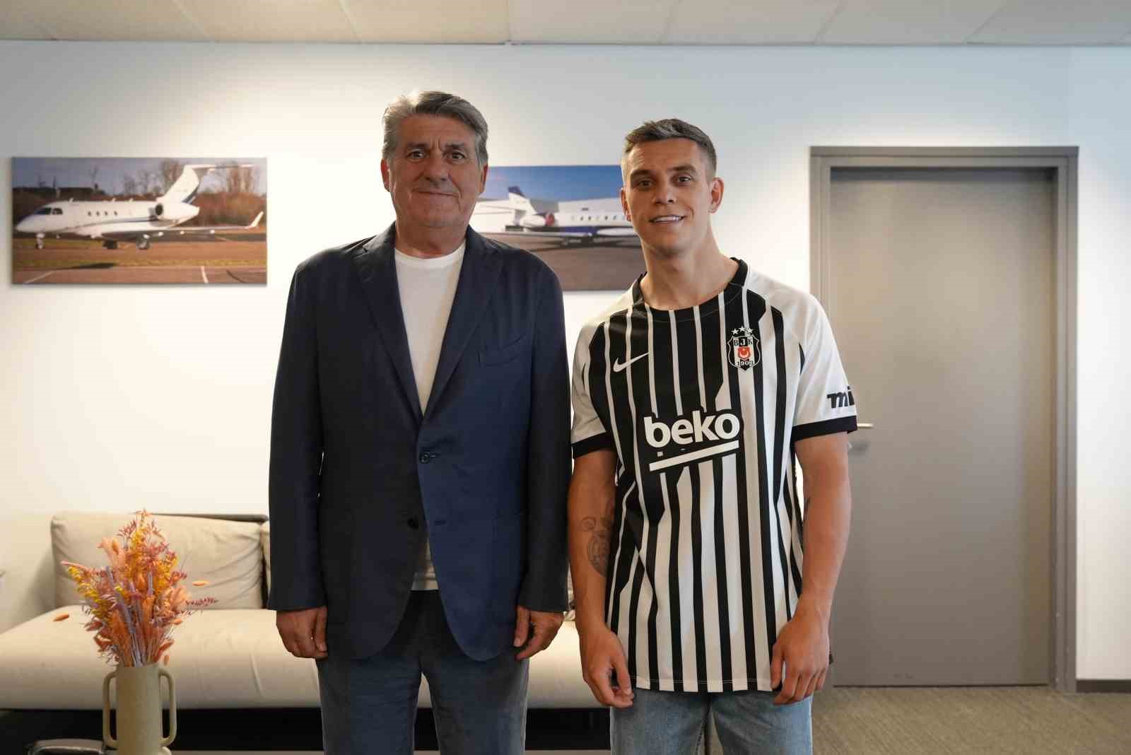 Beşiktaş: "Transfer görüşmesine başladığımız profesyonel futbolcu Leandro Trossard, sağlık kontrolleri ve transfer sürecinin tamamlanması için bu akşam İstanbul’a gelecektir. Leandro Trossard’ı taşıyan uçak, bu akşam saat 19.30’da Atatürk Havalimanı...