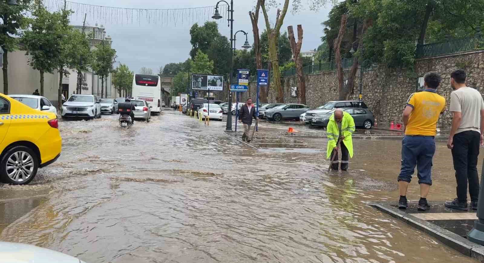 Beşiktaş’ta Çırağan Caddesi göle döndü: Sürücüler zor anlar yaşadı
