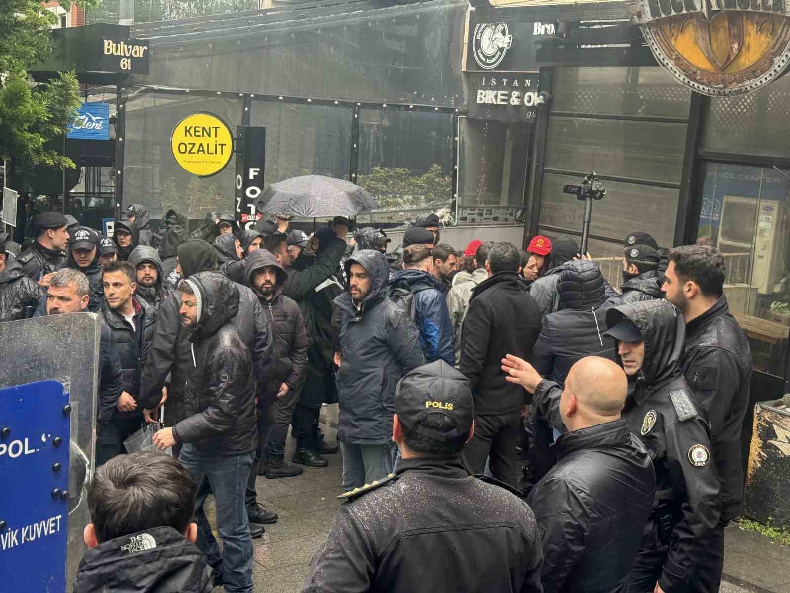 Beşiktaş’tan Taksim’e izinsiz yürümek isteyen grup gözaltına alındı

