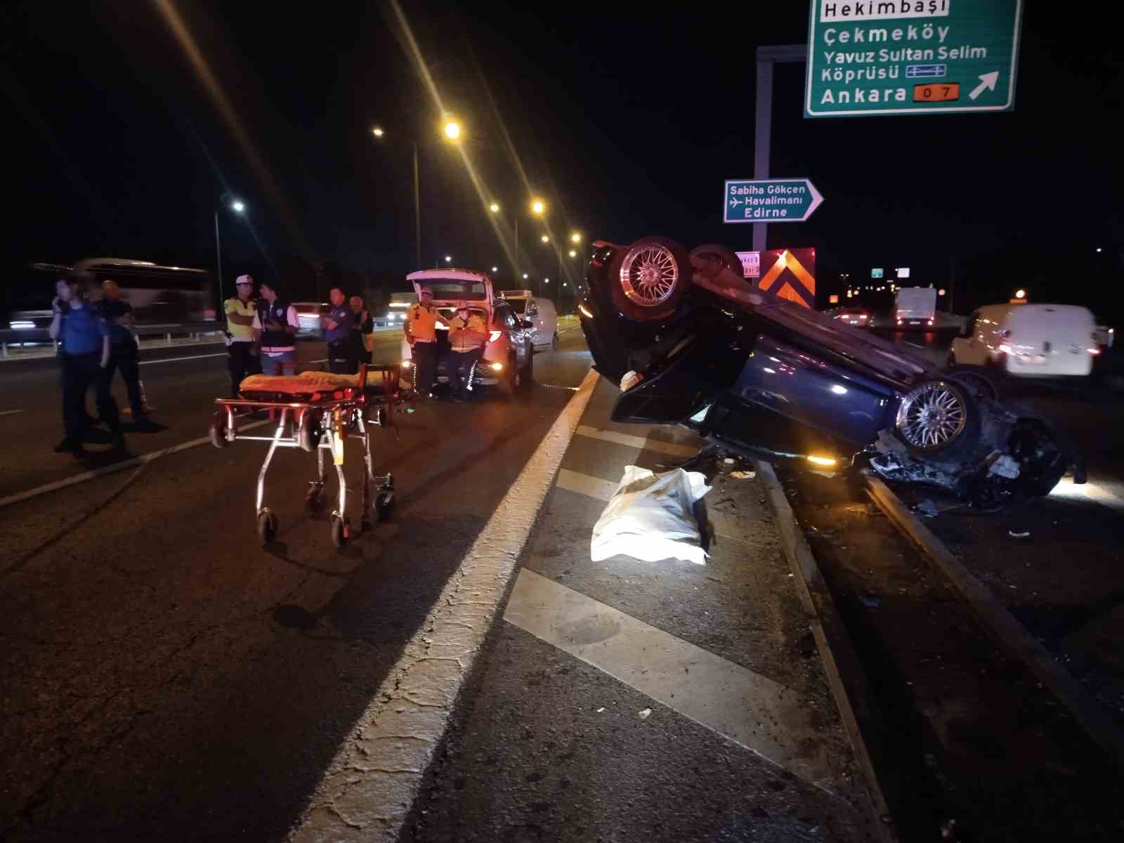 Beykoz’da TEM Otoyolu’nda panelvana çarpan otomobil bariyere saplandı: 1 ölü, 2 yaralı
