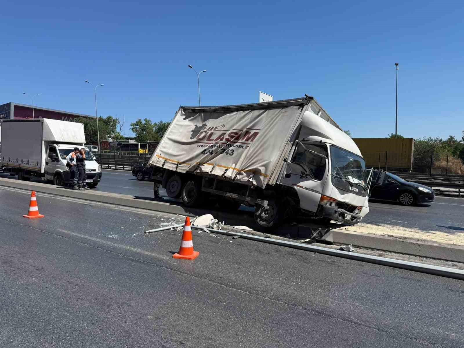 Beylikdüzü E-5’te trafiği kilitleyen kaza

