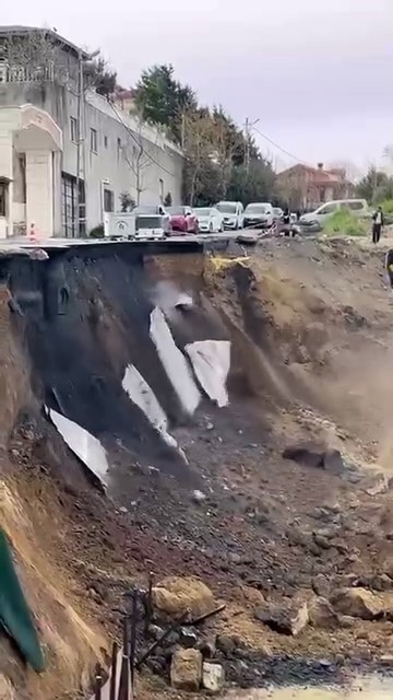 Beylikdüzü’nde bina inşaatının yapıldığı yolda göçme
